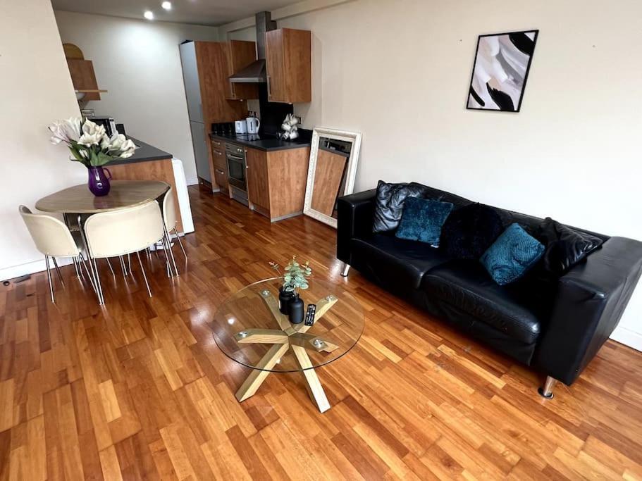 Entire Flat, 2 Bedroom & 2 Bathrooms In Birmingham Bagian luar foto