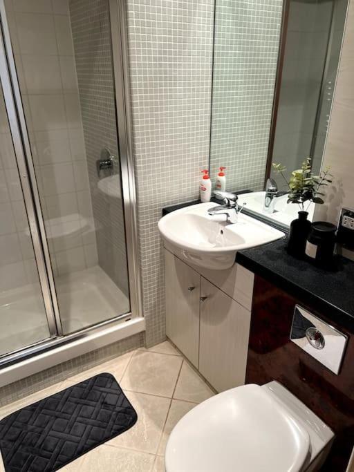 Entire Flat, 2 Bedroom & 2 Bathrooms In Birmingham Bagian luar foto